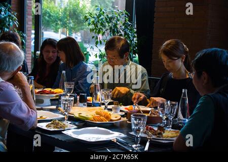 TBILISSI, GÉORGIE - 14 JUILLET 2019 : les touristes asiatiques qui mangent, s'assoir et parlent dans la restauration de Tbilissi. Plats traditionnels et cuisine nationale sur la ta Banque D'Images