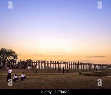 U Bein Bridge, le plus ancien et le plus long pont de bois de teck au monde. Traversée qui traverse le lac Taungthaman près d'Amarapura, Mandalay, Myanmar. Banque D'Images