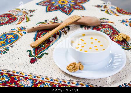 Sauce aux noix dans le bol de la table avec noix, prêtes à manger. Sauce traditionnelle géorgienne Bazhe avec noix au restaurant. Tbilissi, Géorgie Banque D'Images