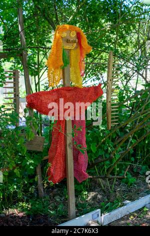 Maison fait, bricolage, chamarang coloré dans le jardin essayant d'effrayer les animaux loin Banque D'Images