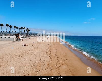 USA, Californie, Newport Beach, plage centrale avec palmiers Banque D'Images