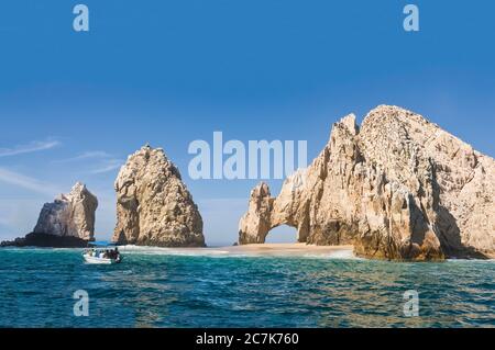 El Arco, à la fin de la Terre, Cabo San Lucas. Les affleurements rocheux géants, avec une arche naturelle, sont l'une des attractions naturelles les plus célèbres du Mexique. Banque D'Images