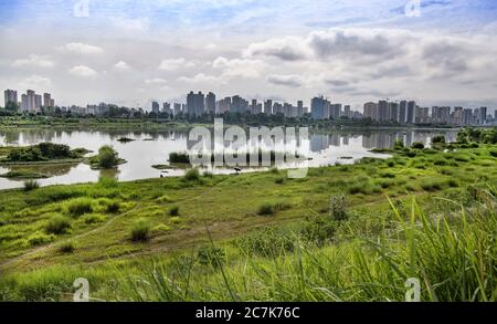 Hanzhong. 18 juillet 2020. La photo prise le 18 juillet 2020 montre une vue sur la zone humide de Hanjiang dans la ville de Hanzhong, dans la province de Shaanxi, dans le nord-ouest de la Chine. Crédit: Tao Ming/Xinhua/Alay Live News Banque D'Images