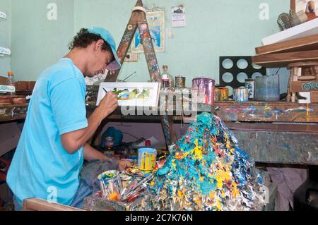Puntarenas, Costa Rica - 05 mai 2011: Artisan dans l'usine qui fabrique les chariots de boeuf traditionnels peints en couleurs. Banque D'Images