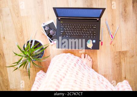 Femme travaillant à domicile, ordinateur portable ou portable, crayon et autres choses. Processus de travail, bureau et clavier. Photo marketing. Banque D'Images