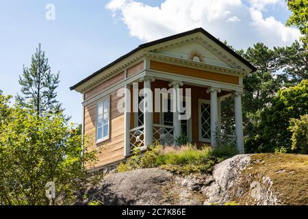 Maison d'été en bois ou belvédère dans le musée de la maison Tamminiemi ou le musée Urho Kekkonen à Helsinki, en Finlande Banque D'Images