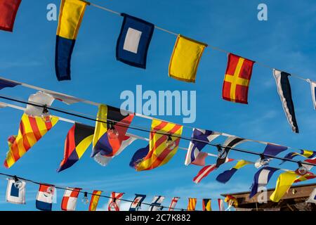 Petits drapeaux contre le ciel bleu clair Banque D'Images