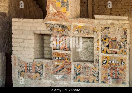 Détail d'une murale au complexe archéologique d'El Brujo, au nord de Trujillo, dans la province de la Libertad, au Pérou. Banque D'Images