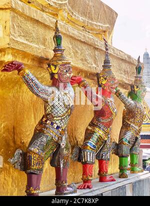 Tuteur démon Statues géantes se tenir autour Liftting Pagode et la base de la Pagode d'Or de Wat Phra Kaew et le Grand Palais à Bangkok, Thaïlande Banque D'Images