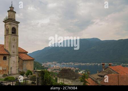 L'église de la ville de Brolo, Piémont, Italie. En arrière-plan se trouvent le lac Orta et la ville d'Omegna. Banque D'Images