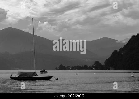 Un voilier dans le lac Orta, Piémont, Italie. Nuages sur le backgorund. Banque D'Images
