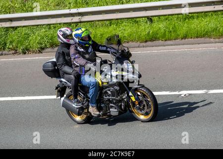 Suzuki V-Strom 1000 ; pilote de moto ; transport à deux roues, motos, véhicule, routes, motos, cyclistes motorisés à Chorley, Royaume-Uni Banque D'Images