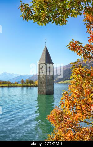 Vue fantastique en automne du clocher submergé dans le lac Resia. Lieu: Village de Graun im Vinschgau, Lago di Resia ou Reschensee, province du Tyrol du Sud, R Banque D'Images