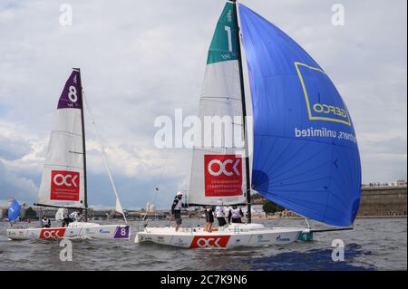 Courses de la Ligue nationale de voile dans la rivière Neva pendant la semaine de yacht Baltique à Saint-Pétersbourg, Russie Banque D'Images