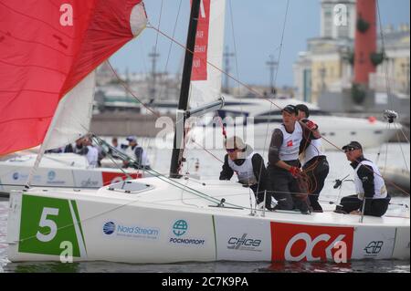 Courses de la Ligue nationale de voile dans la rivière Neva pendant la semaine de yacht Baltique à Saint-Pétersbourg, Russie Banque D'Images