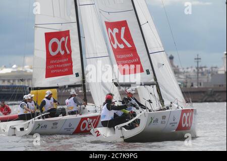 Courses de la Ligue nationale de voile dans la rivière Neva pendant la semaine de yacht Baltique à Saint-Pétersbourg, Russie Banque D'Images