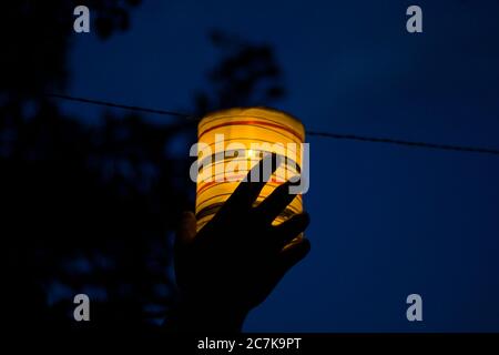 Lanterne dans la cour, lumière de nuit et chaude, lanternes suspendues, lumière naturelle, heure du soir. Banque D'Images