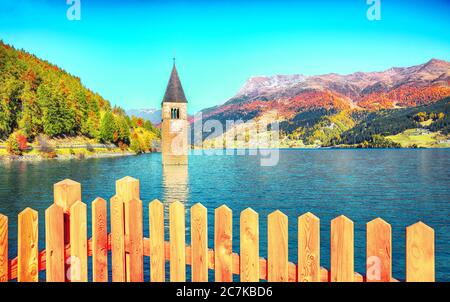 Vue fantastique en automne du clocher submergé dans le lac Resia. Lieu: Village de Graun im Vinschgau, Lago di Resia ou Reschensee, province du Tyrol du Sud, R Banque D'Images