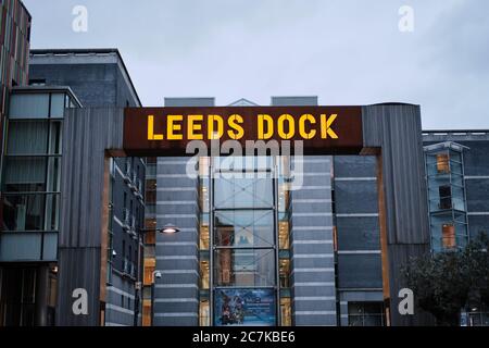 LEEDS, ROYAUME-UNI - 11 janvier 2020 : prise de vue horizontale d'un panneau de quai de Leeds, allégez-vous lors d'une nuit de crépuscule avec le Royal Armouries Museum derrière lui Banque D'Images