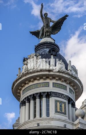 Statue de Benjamin Gutiérrez Prieto en 1927 d'un homme sur un phoenix dans le bâtiment Unión y el Fénix de la Plaza de las Tendillas, Cordoue Banque D'Images