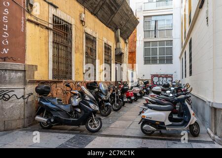 Les motos et les scooters sont garés sur une petite place à la sortie de la Calle Carbonell y Morand à Cordoue Banque D'Images