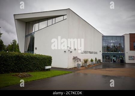 École primaire Old Moat de conception moderne à Withington, Manchester. Les armes des anciennes écoles sont sur le point de s'en rapprocher Banque D'Images