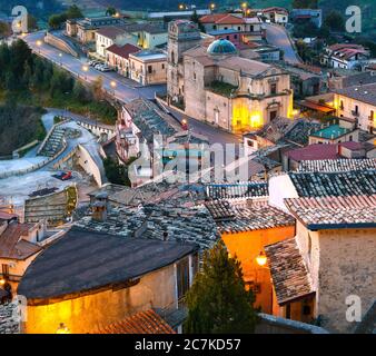 Lever de soleil sur le vieux célèbre village médiéval de Stilo en Calabre. Vue sur la ville et la vallée. Italie du Sud. Europe. Banque D'Images