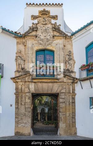 La porte Renaissance du XVIe siècle de Juan de Ochoa donne accès au patio de réception du palais Viana de Cordoue Banque D'Images