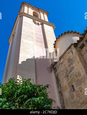 Le clocher du 18e C de l'église Iglesia de San Miguel a été ajouté à l'église originale du 13e C en utilisant les restes d'un vieux minaret d'une mosquée voisine Banque D'Images