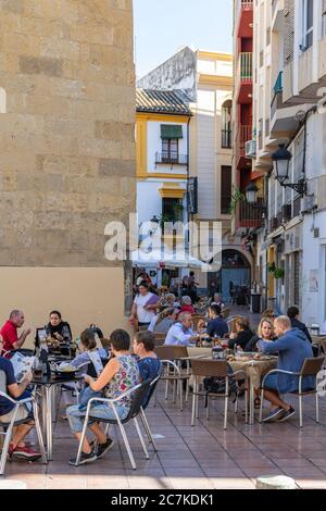 Vous pourrez profiter du soleil en fin d'après-midi dans les restaurants de la Parroquia de San Miguel Arcángel, sur la Plaza de San Miguel, à Cordoue. Banque D'Images