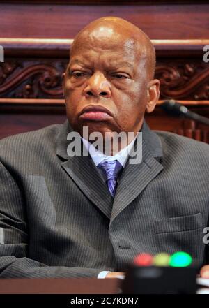 Washington, États-Unis d'Amérique. 18 novembre 2010. Le représentant des États-Unis John Lewis (démocrate de Géorgie) se présente au Comité des normes de conduite officielle de la Chambre des États-Unis pour offrir son soutien au représentant des États-Unis Charles Rangel (démocrate de New York) alors que le comité délibère la punition de Rangel après sa condamnation sur 11 des 13 violations de l'éthique à Washington, DC le jeudi 18 novembre 2010.Credit: Ron Sachs/CNP.(RESTRICTION: PAS de journaux ou journaux New York ou New Jersey dans un rayon de 75 miles de New York) | usage dans le monde crédit: dpa/Alay Live News Banque D'Images