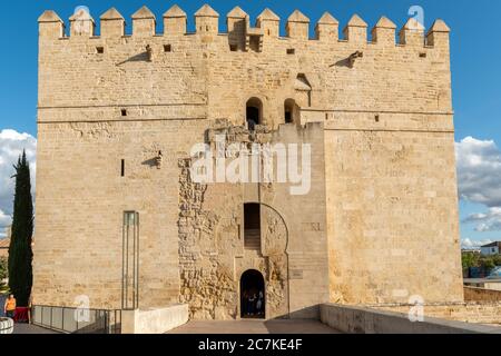 La Torre de la Calahorra historique de Cordoue a été érigée pour la première fois par le califat Almohad pour protéger le pont romain voisin sur le fleuve Guadalquivir. Banque D'Images