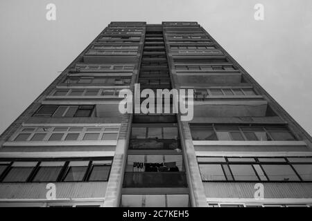 Photo à bas angle en échelle de gris d'un grand bâtiment à Zagreb, en Croatie Banque D'Images