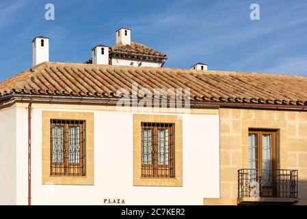 De petites cheminées blanches se dressant au-dessus des toits de terre cuite de l'hôtel Amistad sur la Plaza de Maimonides, dans la ville historique de Cordoue Banque D'Images