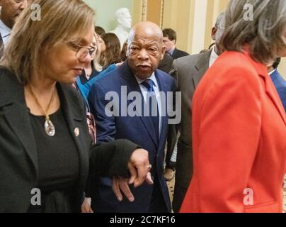 Obtenez suffisamment de votes pour réussir. 24 janvier 2019. Le représentant des États-Unis John Lewis (démocrate de Géorgie) fait partie des démocrates de la Chambre des représentants des États-Unis qui se promendraient à la Chambre du Sénat pour assister aux deux votes pour rouvrir le gouvernement au Capitole de Washington, DC, le jeudi 24 janvier 2019. Les deux propositions ont été votées et les deux n'ont pas obtenu suffisamment de votes pour réussir.Credit: Ron Sachs/CNP | usage dans le monde crédit: dpa/Alay Live News Banque D'Images