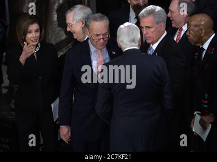 De gauche à droite : la Présidente de la Chambre des représentants des États-Unis Nancy Pelosi (démocrate de Californie), le leader de la majorité au Sénat américain Mitch McConnell (républicain du Kentucky), le leader de la minorité au Sénat américain Chuck Schumer (démocrate de New York), le leader de la majorité à la Chambre des représentants américaine Steny Hoyer (démocrate du Maryland), LE chef de la minorité AMÉRICAINE Kevin McCarthy (républicain de Californie), le whip de la minorité américaine Steve Scalise (républicain de Louisiane) et le représentant américain John Lewis (démocrate de Géorgie) attendent le début d'un service commémoratif pour feu le représentant américain Elijah Cummings (démocrate de Ma) Banque D'Images