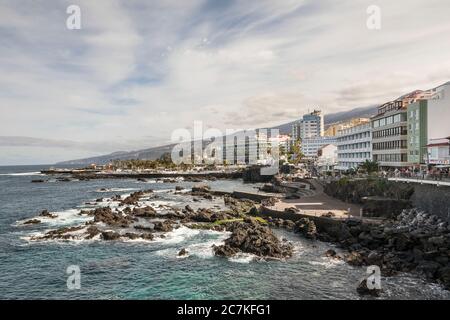 Plage de San Telmo, dans la zone de baignade arrière Playa de Martianez par Cesar Manrique et hôtels, Puerto de la Cruz, Tenerife, Iles Canaries, Espagne Banque D'Images