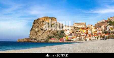 Magnifique village de la station balnéaire Scilla avec son vieux château médiéval sur le rocher Castello Ruffo, maisons traditionnelles italiennes colorées sur le Ty méditerranéen Banque D'Images