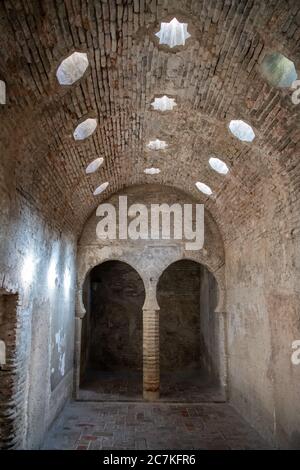 La chambre froide voûtée de tonneau ornée (bayt al-barid) du XIe siècle Baño del Nogal bains arabes historiques à Ailbaicin, Grenade Banque D'Images