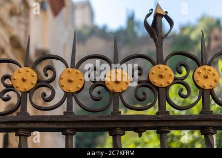 Une clôture en fer forgé noir ornée de détails dorés à l'Iglesia de San Pedro y San Pablo, dans l'Albaicin de Grenade, quartier mauresque Banque D'Images