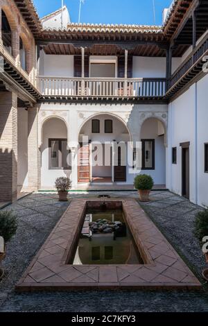 Le patio portique rectangulaire de la Casa Morisca de Horno de Oro, avec sa piscine centrale, est l'une des structures mauresques les mieux préservées d'Albaicín Banque D'Images
