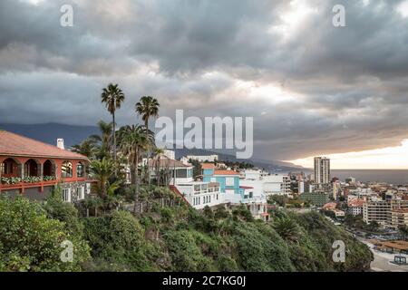 Vue sur la ville depuis la promenade côtière Paseo de la Costa, Puerto de la Cruz, Tenerife, Iles Canaries, Espagne Banque D'Images