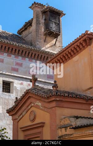 Un petit balcon en bois surplombe le Convento de Santa Inés datant du XVIe siècle et surplombe la Casa Ágreda, construite pour Don Diego de Vera Aggreda y Vargas Banque D'Images