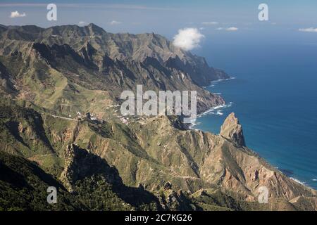 Montagnes Anaga avec vue sur la côte nord-est vers Taganana et l'océan Atlantique, Tenerife, Iles Canaries, Espagne Banque D'Images