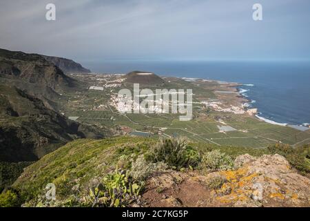 Vue depuis le point de vue de Tierra del Trigo jusqu'à la côte nord-ouest avec Los Silos et la montana de Taco (contreforts gauche des montagnes Teno), Tenerife, îles Canaries, Espagne Banque D'Images