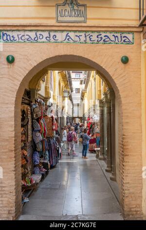 L'entrée du marché coloré de l'Alcaiceria. Autrefois un marché arabe, il abrite maintenant de petites boutiques dédiées à la vente d'objets d'artisanat. Banque D'Images