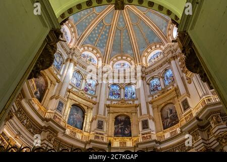 La spectaculaire Cupola de Diego de Siloé au-dessus de l'abside circulaire de la cathédrale de Grenade, soutenue par une série de contreforts et d'arches traditionnels et volants. Banque D'Images