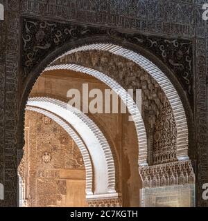 Arches en fer à cheval très décoratives à l'Alhambra de Grenade Banque D'Images