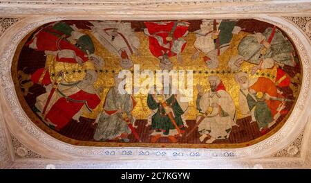 Une peinture sur un plafond d'alcôve dans la salle des Rois montre dix hommes assis réputés être les dix premières règles de la dynastie Nasrid. Banque D'Images