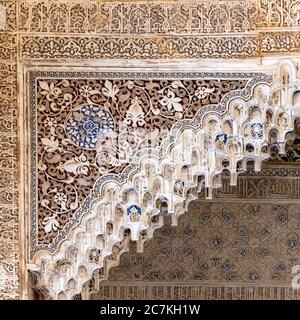 Une décoration complexe orne une arche de muqarnas dans la salle des Rois des palais Nasrides de l'Alhambra Banque D'Images